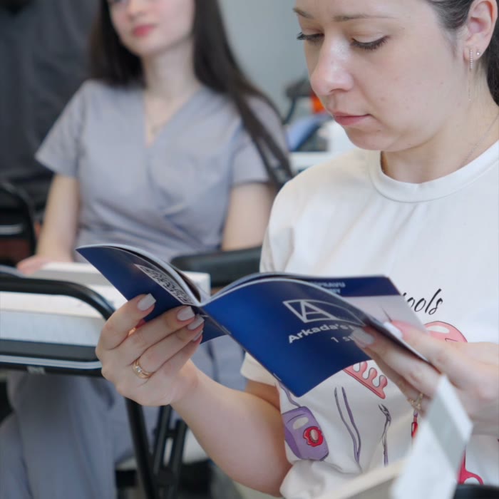 Участница курса разбирает методичку по системе BRACE M